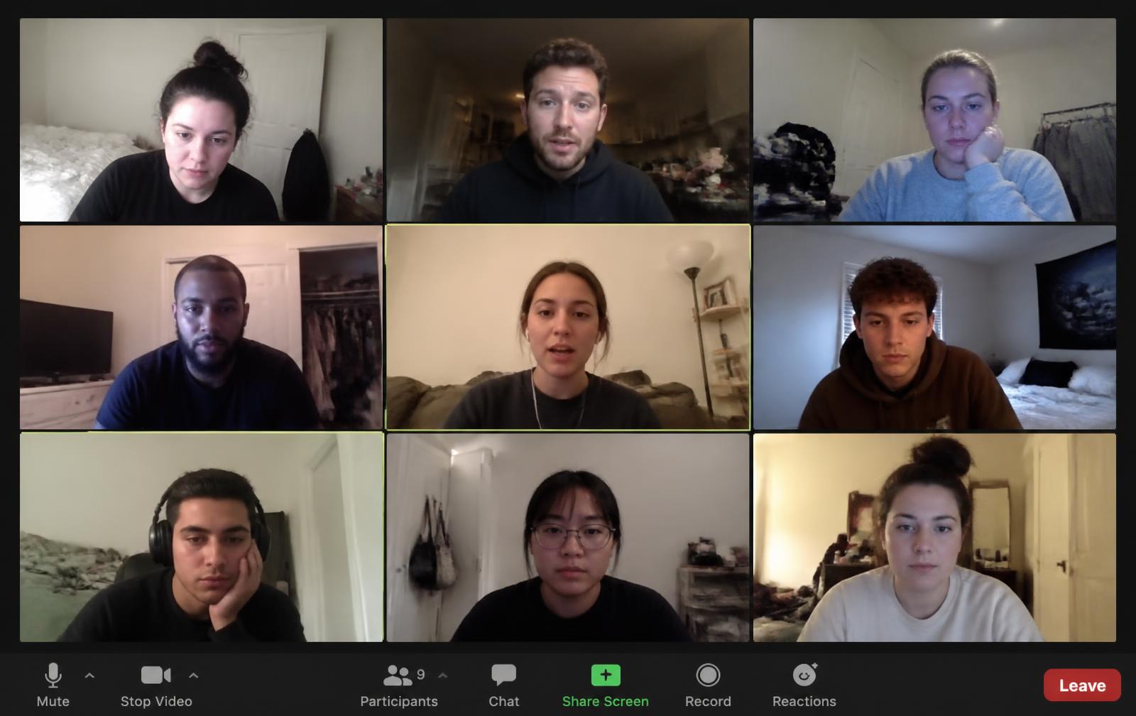 Cuadrícula de videollamada con nueve personas conectadas desde sus casas durante una sesión de FORMA